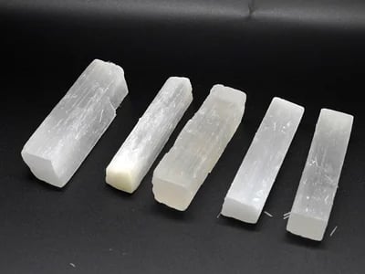 Selenit Kristalle richtig reinigen und aufladen