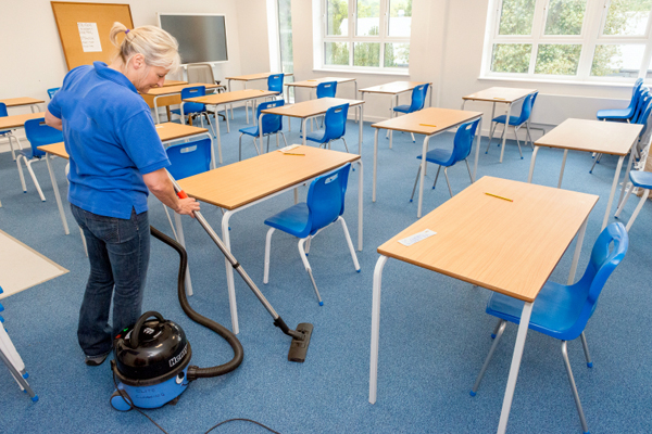 Sollten Schulen die Tribünen reinigen?