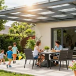 Schöne Terrassenüberdachungen aus Aluminium auf einer sonnigen Terrasse mit Familie und Gartenpflanzen.