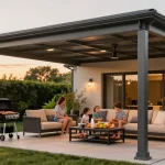 Moderne Terrassenüberdachung aus Aluminium mit Familie beim Grillen im Garten.